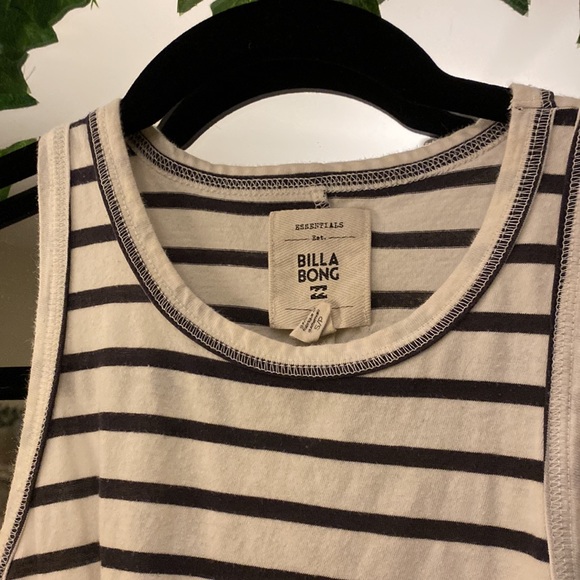 Lightweight billabong tank top, casual, flattering, loose fitting - Picture 3 of 4